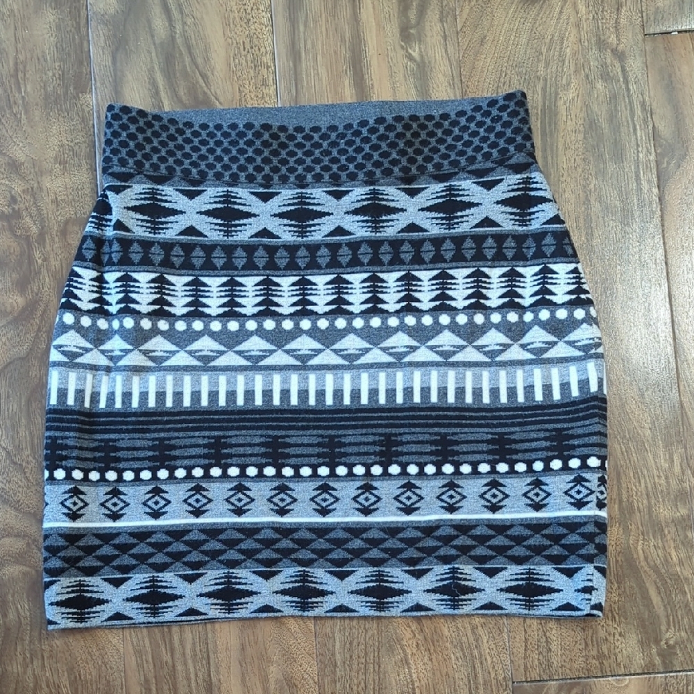 Krimson Klover Jelena Geometric Gray and Black Skirt